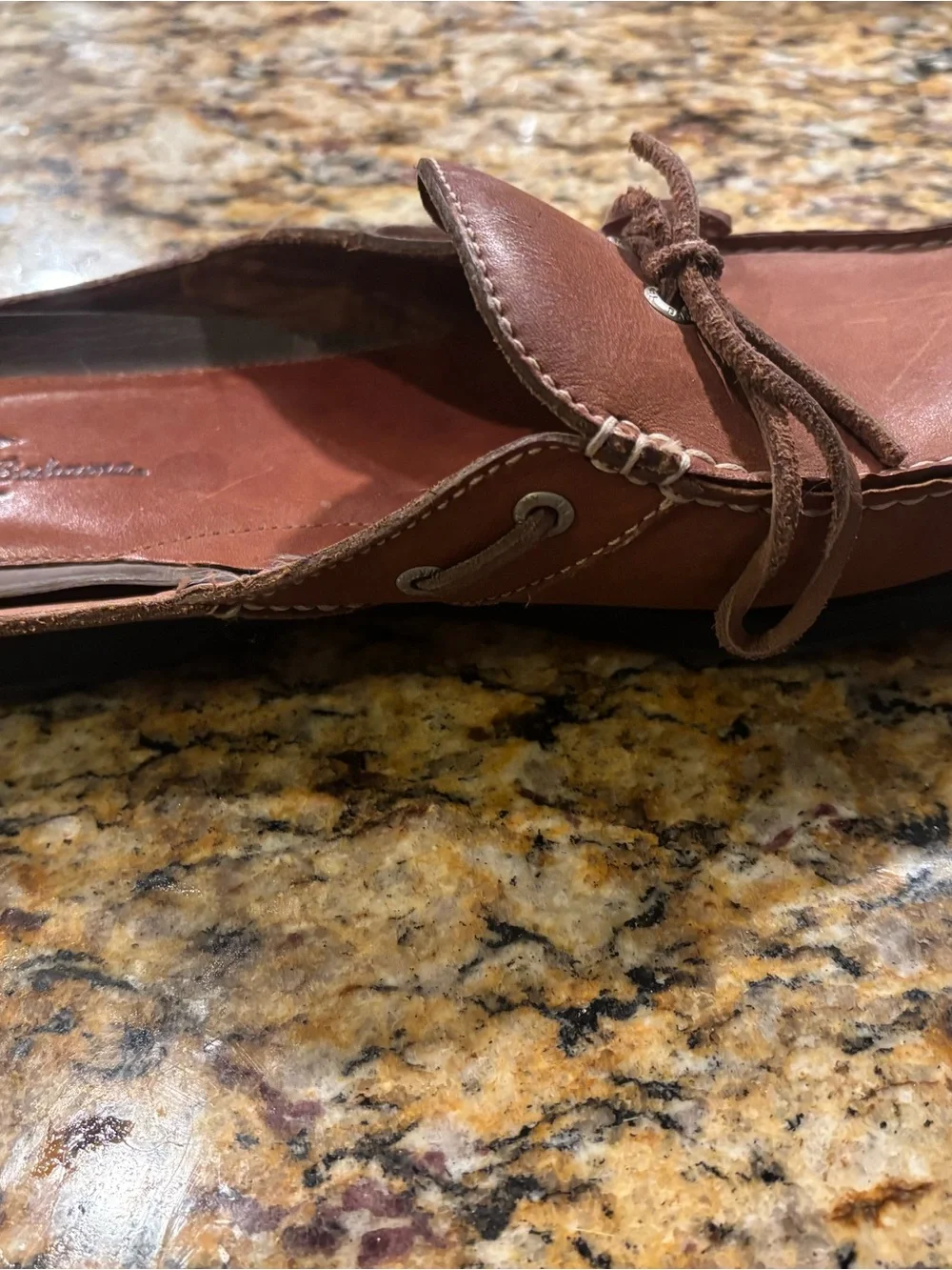 Good condition Tommy Bahama Chestnut Brown Leather Slip-On Boat Loafers